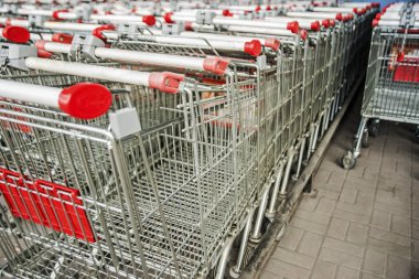 Birçok alışveriş sepetlerini. alışveriş arabaları metal demir yığınının arka plan