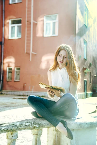 Menina Ruiva Feliz Sentado Cerca Vintage Lendo Livro — Fotografia de Stock