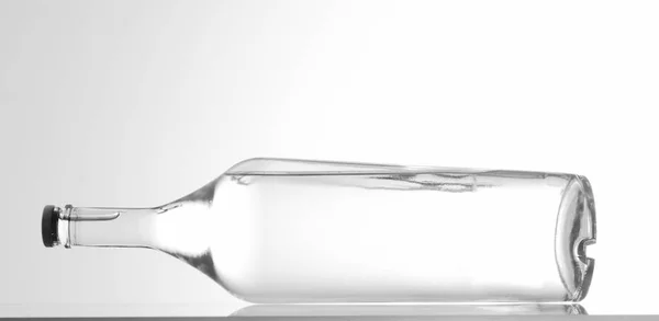 Garrafa Vidro Preenchida Com Água Transparente Vodka Isolada Fundo Branco — Fotografia de Stock