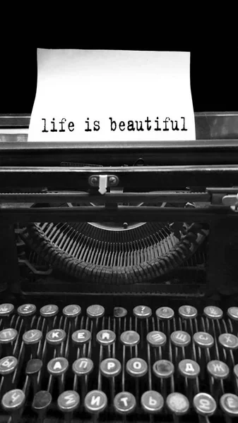 人生は美しいです 黒のレトロなビンテージ ホワイト ペーパー シートでタイプライターを高齢者 — ストック写真