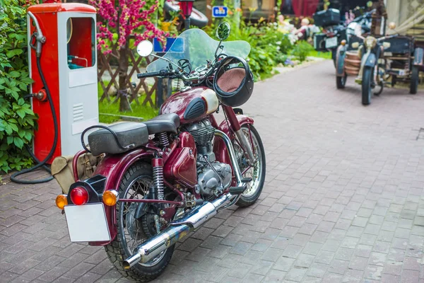 Vista Trasera Una Moto Retro Vintage Veterana Roja Con Casco —  Fotos de Stock