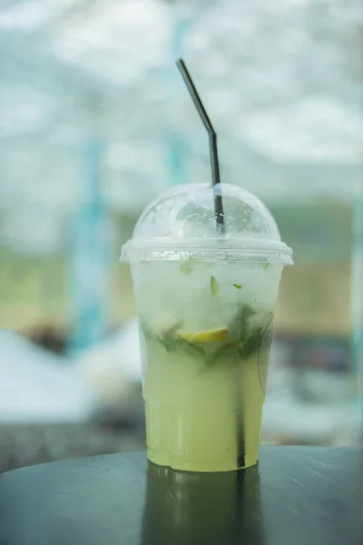 Mojito Cocktail Med Färsk Citron Mynta Blad Mot Stormarknad Bakgrund — Stockfoto