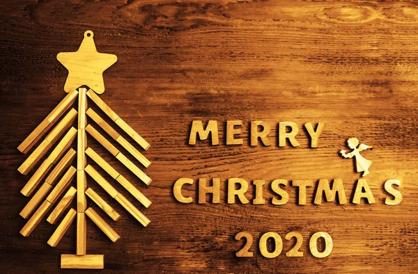 木制的圣诞树 用木制的字母制成 圣诞快乐 假日背景 — 图库照片