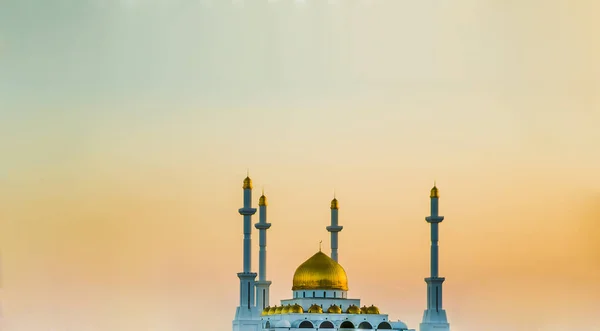 Nur Astana Moskén Vita Moské Med Guld Kupoler Modern Arkitektur — Stockfoto