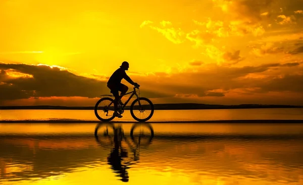 Silhouette Eines Jungen Mannes Radfahrer Bei Sonnenuntergang — Stockfoto