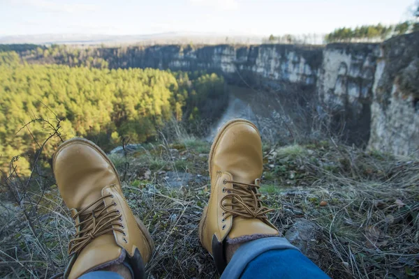 Manliga Ben Jeans Och Fotvandring Gula Stövlar Nära Kanten Berget — Stockfoto