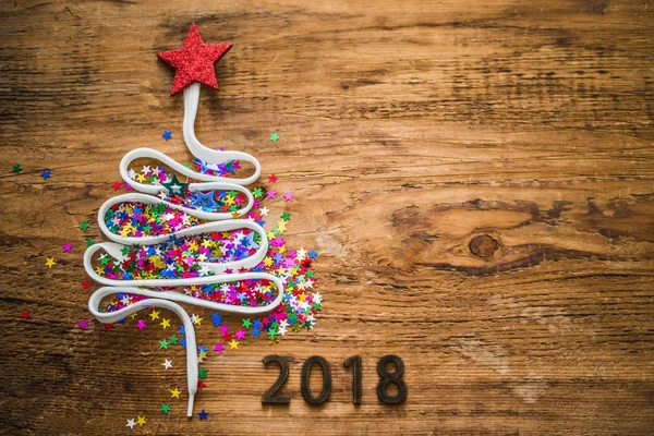 Bir çok renkli konfeti ve dantel vintage tarzı ahşap doku Noel ağacı. mutlu yeni yıl kartı