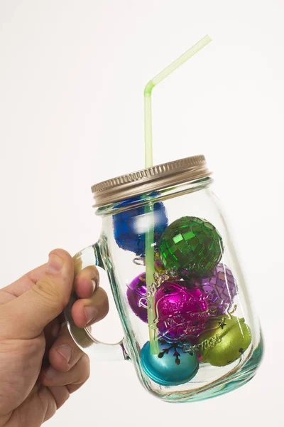 メリー クリスマスの時期 たくさんのカラフルな丸いおもちゃ Jar します ハンドルを手でガラス — ストック写真