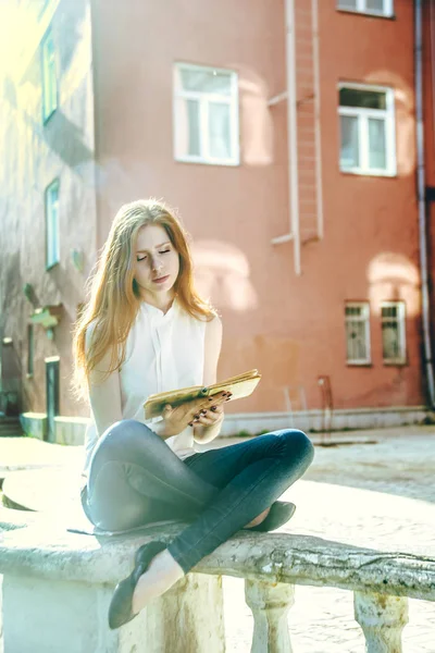 Menina Ruiva Feliz Sentado Cerca Vintage Lendo Livro — Fotografia de Stock