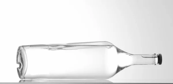 白色背景的透明水或伏特加酒的玻璃瓶 — 图库照片