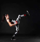 Portrét mladé ženy cvičí bojová umění - vysoké kop 