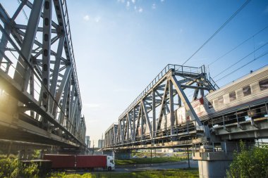 Kamyon ulaşım Köprüsü ve tren altında.