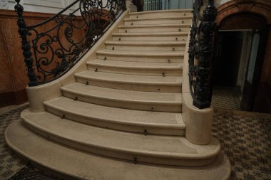 Wien, Avusturya - 15 Kasım 2017: Merdiven Wien binanın içinde. Avrupa tarihi vintage giriş