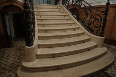 Wien, Avusturya - 15 Kasım 2017: Merdiven Wien binanın içinde. Avrupa tarihi vintage giriş