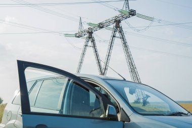 Moskova, Rusya - Ağustos 04,2014: Mavi modern araba alan yolun açık kapı ile