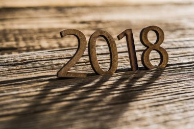 mutlu yeni yıl 2018 kartı - ahşap tahta arka plan üzerinde ahşap numarası.