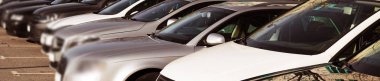 Prague, Çek Cumhuriyeti - 01 Haziran, 2017: parlak bir gün park yerinde otomobillerin satır. 
