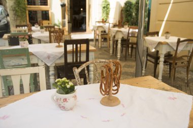 Geleneksel Restoran Çek Cumhuriyeti'nde. güzel çiçekler ve sandalyeler ile tablolar 
