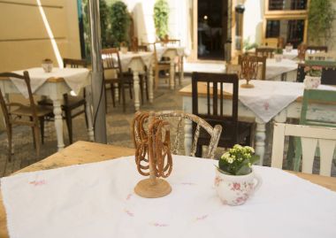 Geleneksel Restoran Çek Cumhuriyeti'nde. güzel çiçekler ve sandalyeler ile tablolar 