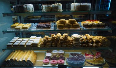 Kafeterya renkli vitrin bir tepsi kurabiye kurabiye, bir arka plan bulanık yakın çekim ile. 