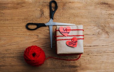 Etiketler ve yeni makas ile mevcut. Üstten Görünüm. mutlu Sevgililer günü.