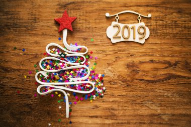 Bir çok renkli konfeti ve dantel vintage tarzı ahşap doku Noel ağacı. mutlu yeni yıl kartı