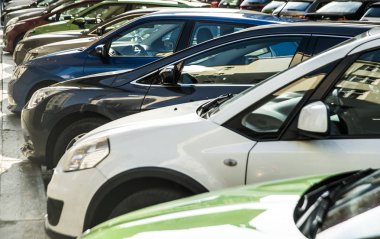 Prague, Çek Cumhuriyeti - 01 Haziran, 2017: parlak bir gün park yerinde otomobillerin satır. 