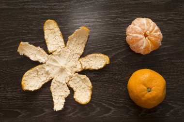  Soyulmuş mandalina ahşap koyu arka plan üzerinde. Meyve. Karanlıkta ışık yumuşak tarafı. Sağlıklı beslenme kavramı