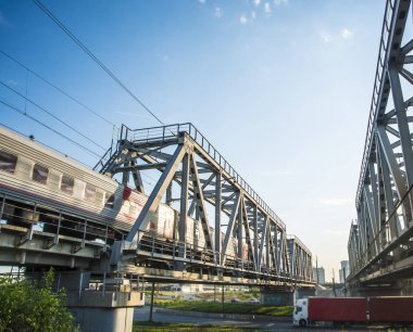 Kamyon ulaşım Köprüsü ve tren altında.