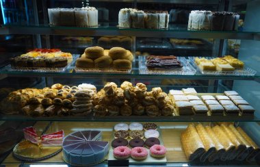 Kafeterya renkli vitrin bir tepsi kurabiye kurabiye, bir arka plan bulanık yakın çekim ile. 