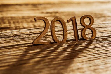 mutlu yeni yıl 2018 kartı - ahşap tahta arka plan üzerinde ahşap numarası.