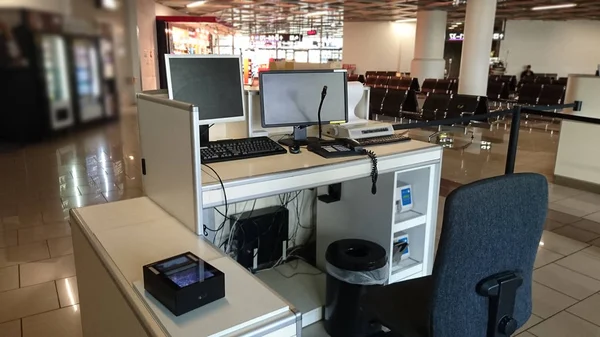 Interior Del Aeropuerto Internacional Mesa Libre Con Ordenadores Remolque Silla — Foto de Stock