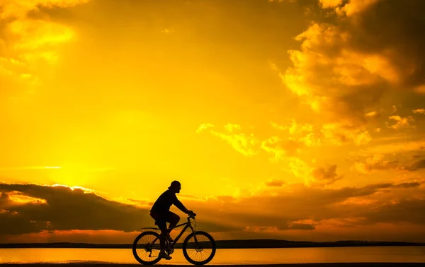 Silhouette Eines Jungen Mannes Radfahrer Bei Sonnenuntergang — Stockfoto