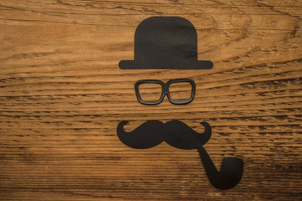 快乐的父亲一天贴纸 木眼镜 黑纸胡子和帽子上木桌背景 — 图库照片