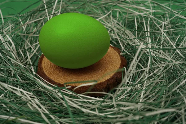 Velikonoční Vajíčko Dřevěné Desce Trávě Volné Místo Pro Text Velikonoční — Stock fotografie