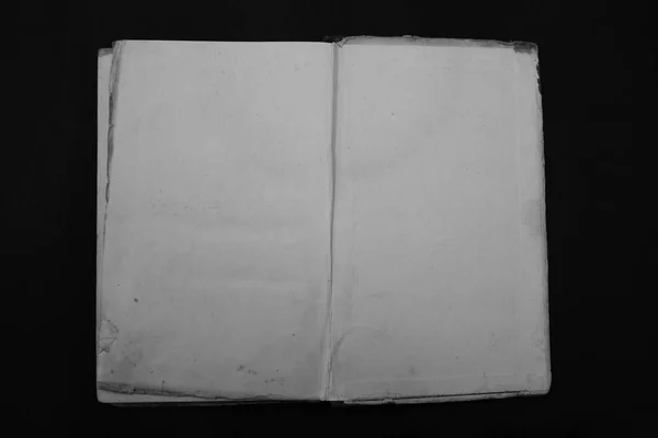 Eski Kitap Siyah Arka Plan Üzerine Açık — Stok fotoğraf