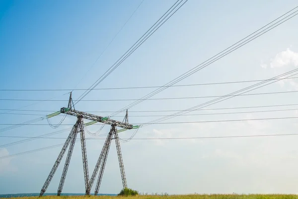 Elektrycznych Linie Energetyczne Pole Trawa Tle Jasne Błękitne Niebo Letni — Zdjęcie stockowe