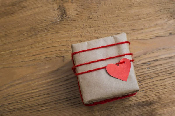 Lunchpakket Cadeau Met Een Kleine Hart Houten Achtergrond Happy Valentijnsdag — Stockfoto