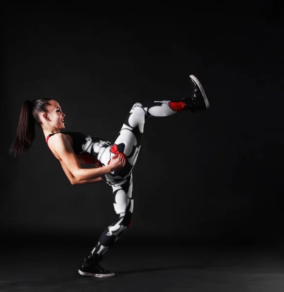 Porträt Einer Jungen Frau Die Kampfkunst Praktiziert High Kick — Stockfoto