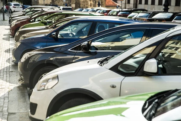 Prague, Çek Cumhuriyeti - 01 Haziran, 2017: parlak bir gün park yerinde otomobillerin satır. 