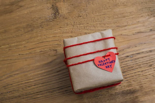 Presente Embalado Com Pequeno Coração Fundo Madeira Feliz Dia Dos — Fotografia de Stock