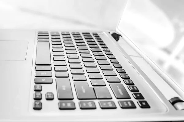 Moderner Laptop Auf Einem Tisch Nahaufnahme — Stockfoto