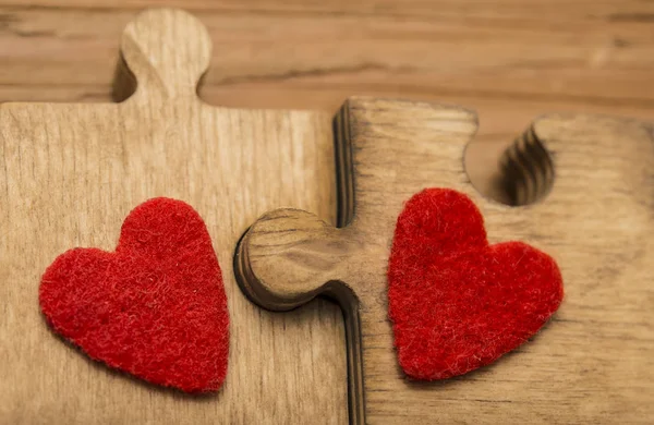 Corazones rojos en piezas de madera —  Fotos de Stock