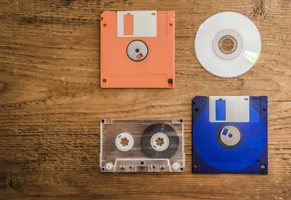 Plaka Video Kaset Kompakt Ses Kaseti Disketler Retro Depolama Aygıtları — Stok fotoğraf