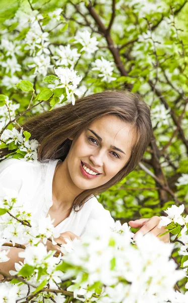 リンゴの木の花の新鮮な春の庭の美しい自然のブルネットのヒスパニック系女性の肖像画 — ストック写真