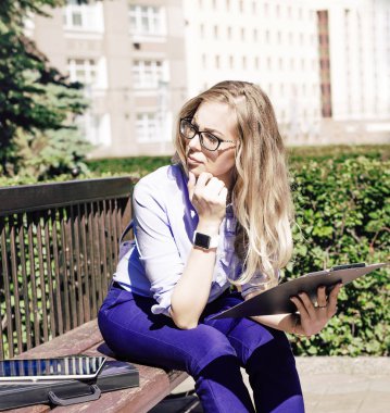 elinde mavi yaz gökyüzü bulutlu karşı grup buğday kulak tutan ince kadın. 