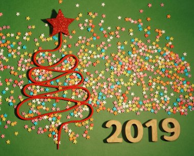 Bir çok renkli konfeti ve dantel vintage tarzı yeşil doku Noel ağacı. 2019 mutlu yeni yıl kartı 