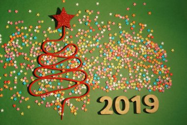 Bir çok renkli konfeti ve dantel vintage tarzı yeşil doku Noel ağacı. 2019 mutlu yeni yıl kartı 