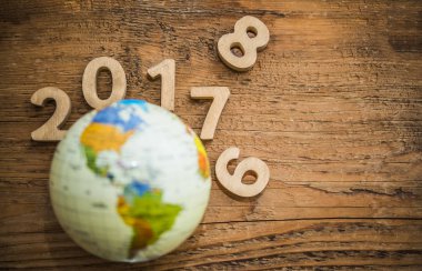 Yeni yıl 2017, 2018, 2019 ahşap masa doku üzerinde yuvarlak dünya ile. Boş kopya alanı yazıt veya nesneler için. Yeni yıl kartı 