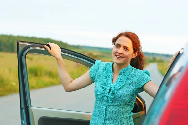 Рыжая Женщина Стоящая Опирающаяся Голубую Дверь Машины — стоковое фото